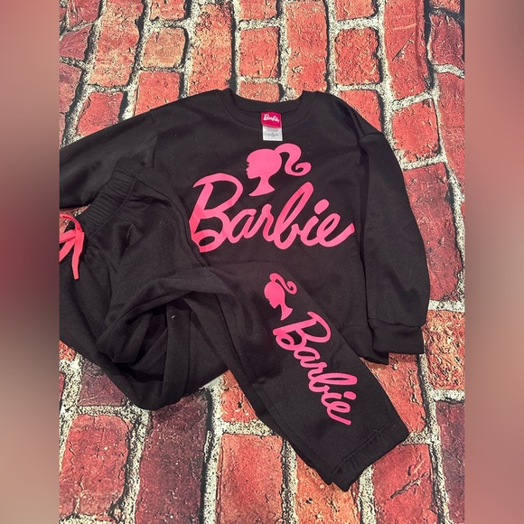 Barbie sweat pants and top size girl 6
Excellent Pre-owned Condition - Picture 1 of 5